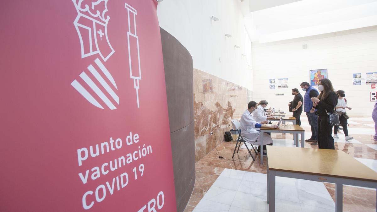 Punto de vacunación en el Hospital General de Alicante, en imagen de archivo