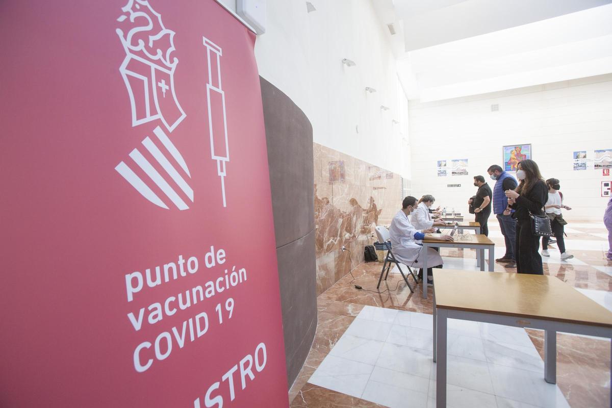 Punto de vacunación en el Hospital General de Alicante, en imagen de archivo