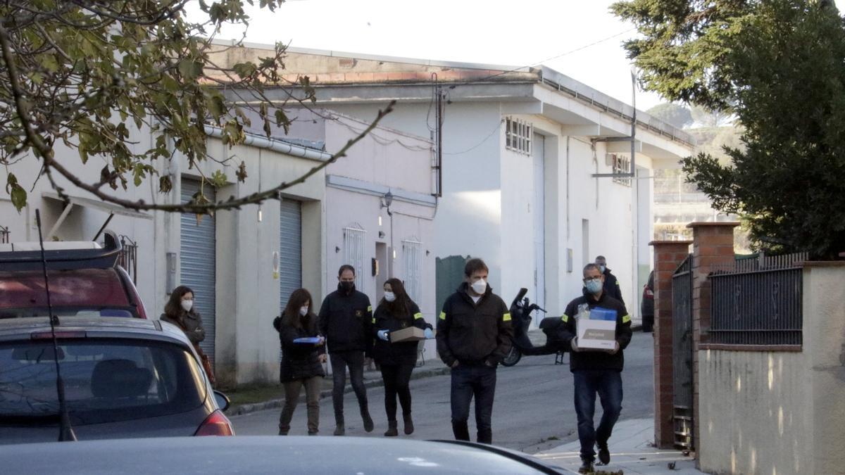 Investigadors dels Mossos d&#039;Esquadra després dels registres a Vilafant pel crim de Cabanelles