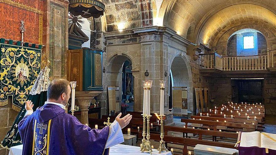 El rector del santuario, José Criado, oficia una misa sin fieles durante la crisis sanitaria.