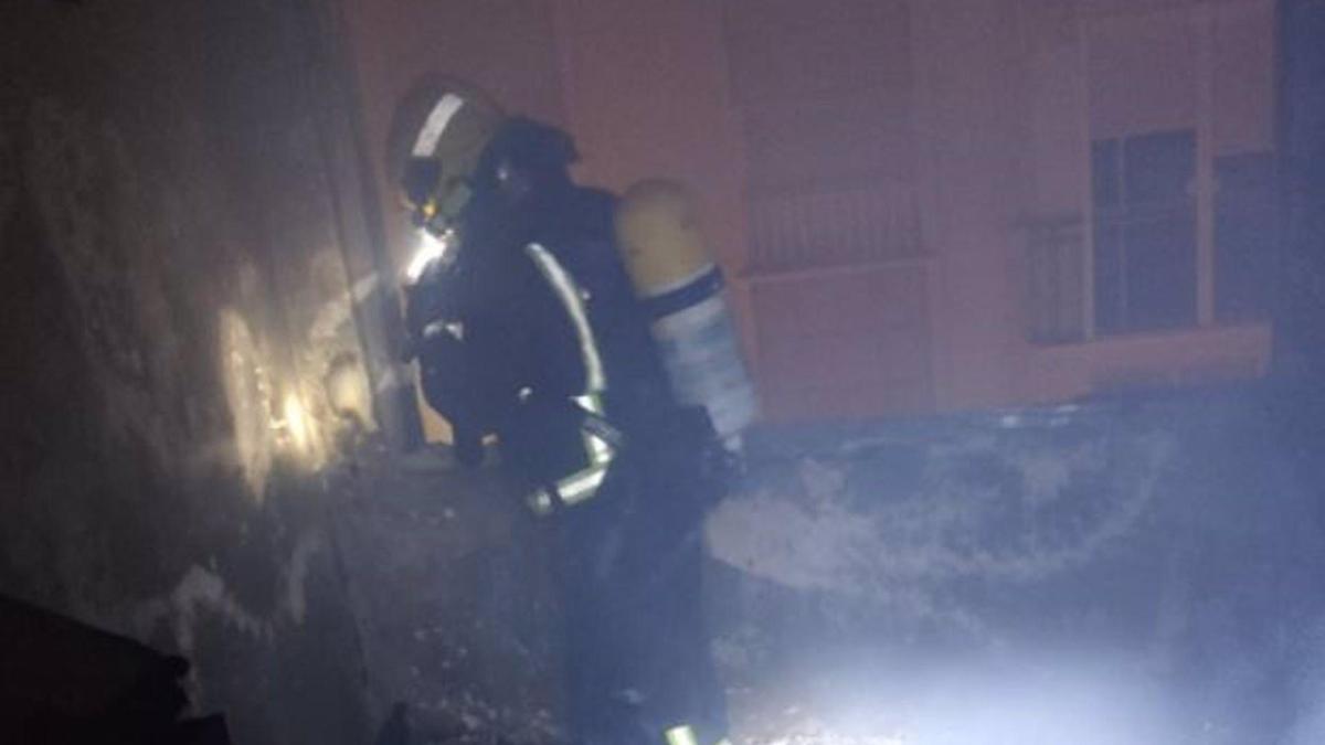 Tres afectados por inhalación de humo tras el incendio de una vivienda ...