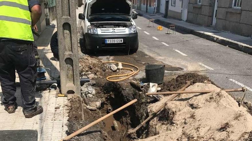 Uno de los operarios durante la reparación. // Muñiz