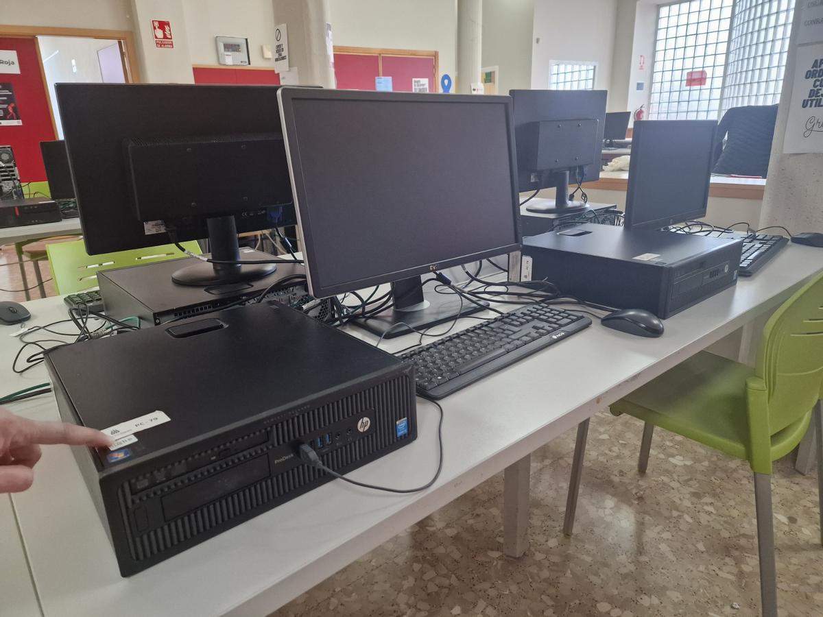 Ordenadores en el Casal Jove.