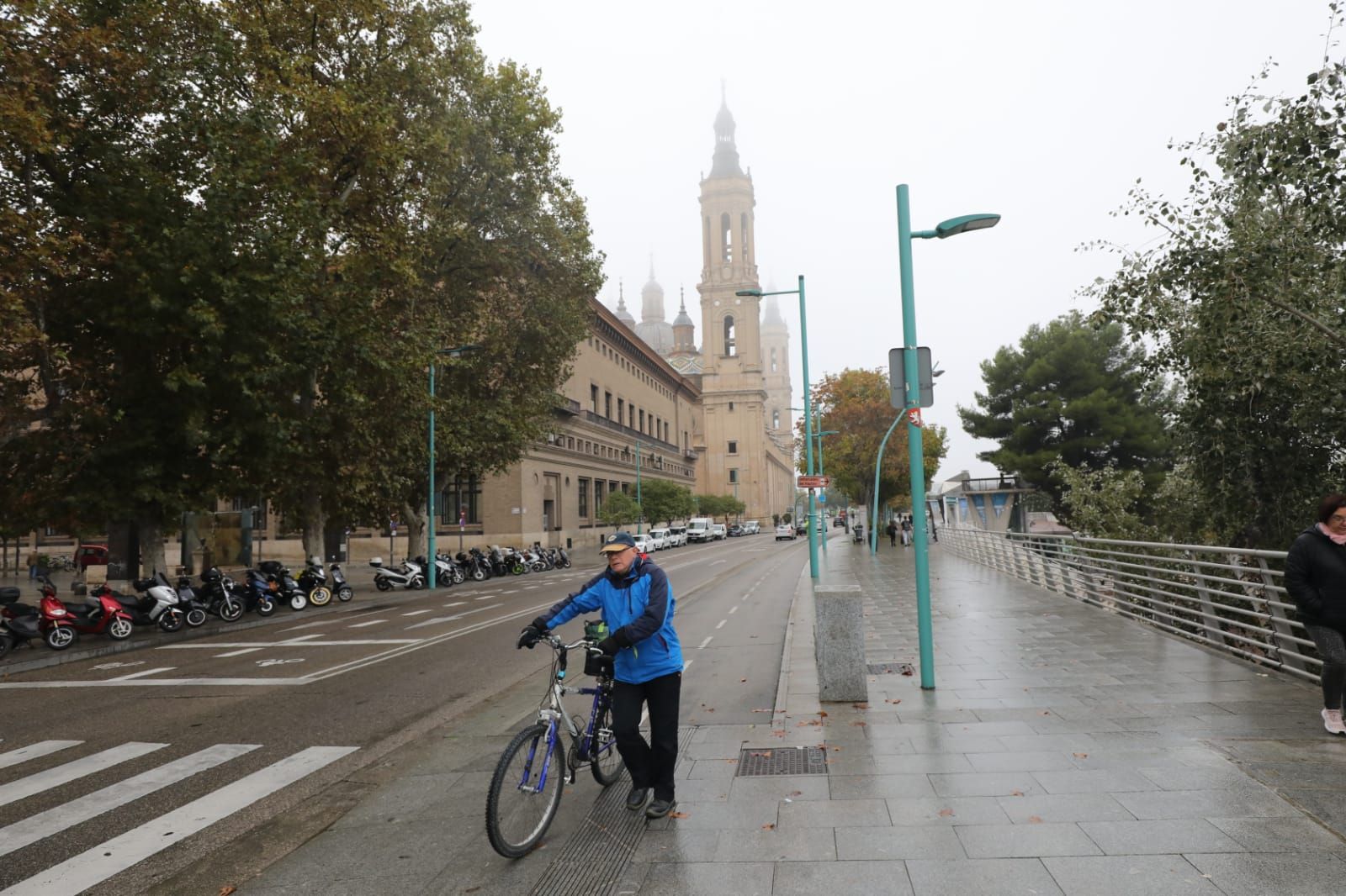 La niebla encapota Zaragoza