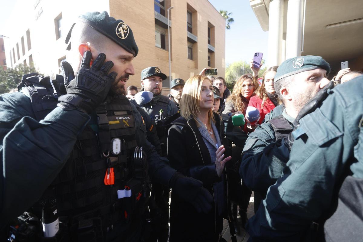 Pradas y José Manuel Cuenca salen de los juzgados de Catarroja