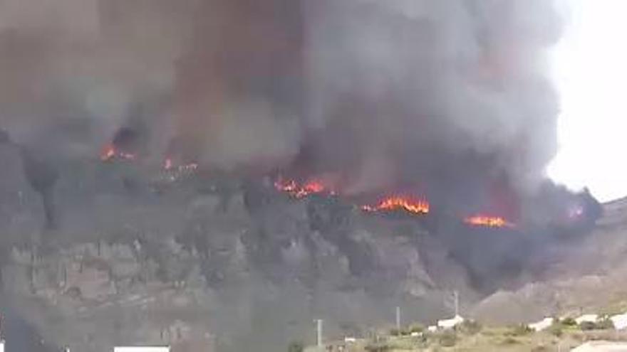 El fuego avanza hacia la Cruz de Tejeda