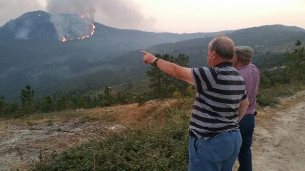 Incendios en Galicia | El fuego de Porto do Son arrasa el monte de A Curota