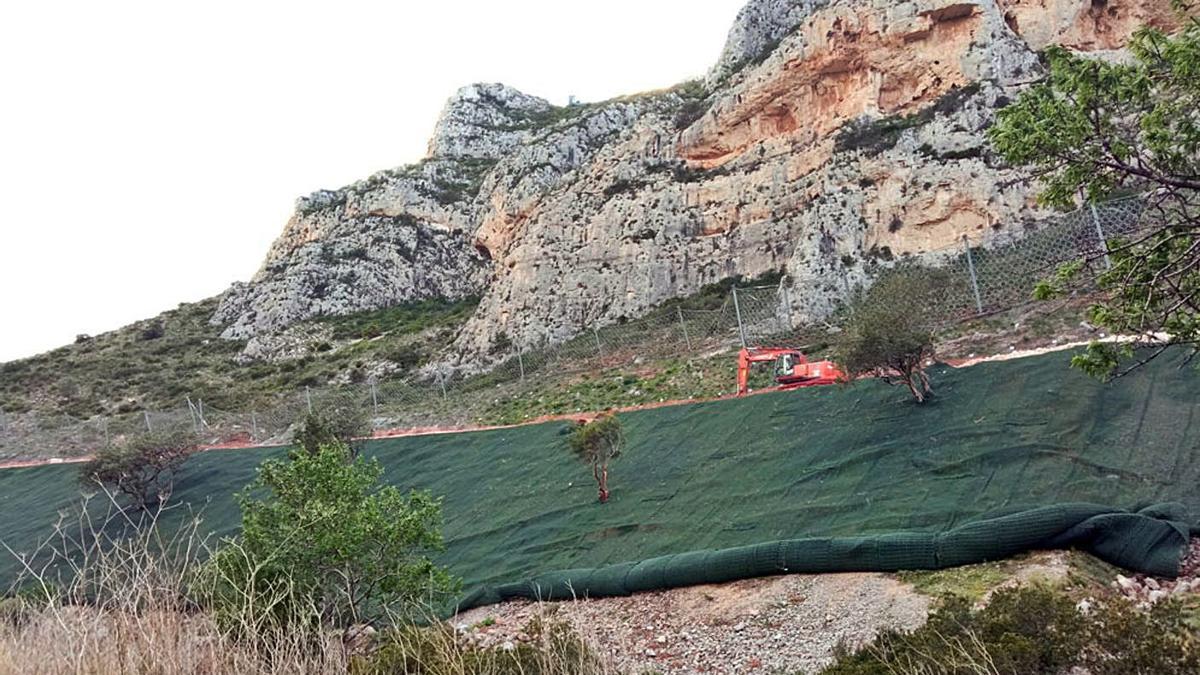 Uno de los tramos de la L9 del Tram a su paso por interior de la Garganta de Gata | CARLOS LÓPEZ