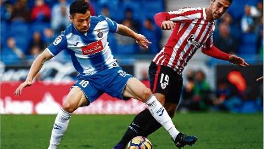 Javi Fuego, controlant la pilota en una acció del partit davant l&#039;Athletic a Cornellà-El Prat.