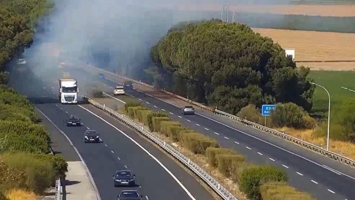 Cierran un carril en la AP-4 por un incendio de un vehículo