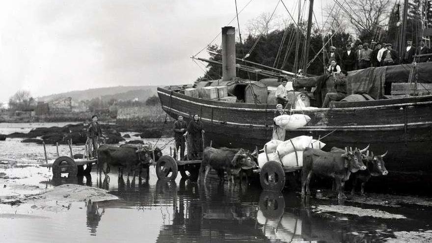 Descarga de la mercancía de un barco en Noia (A Coruña), a principios del siglo pasado . // Ruth Matilda Anderson