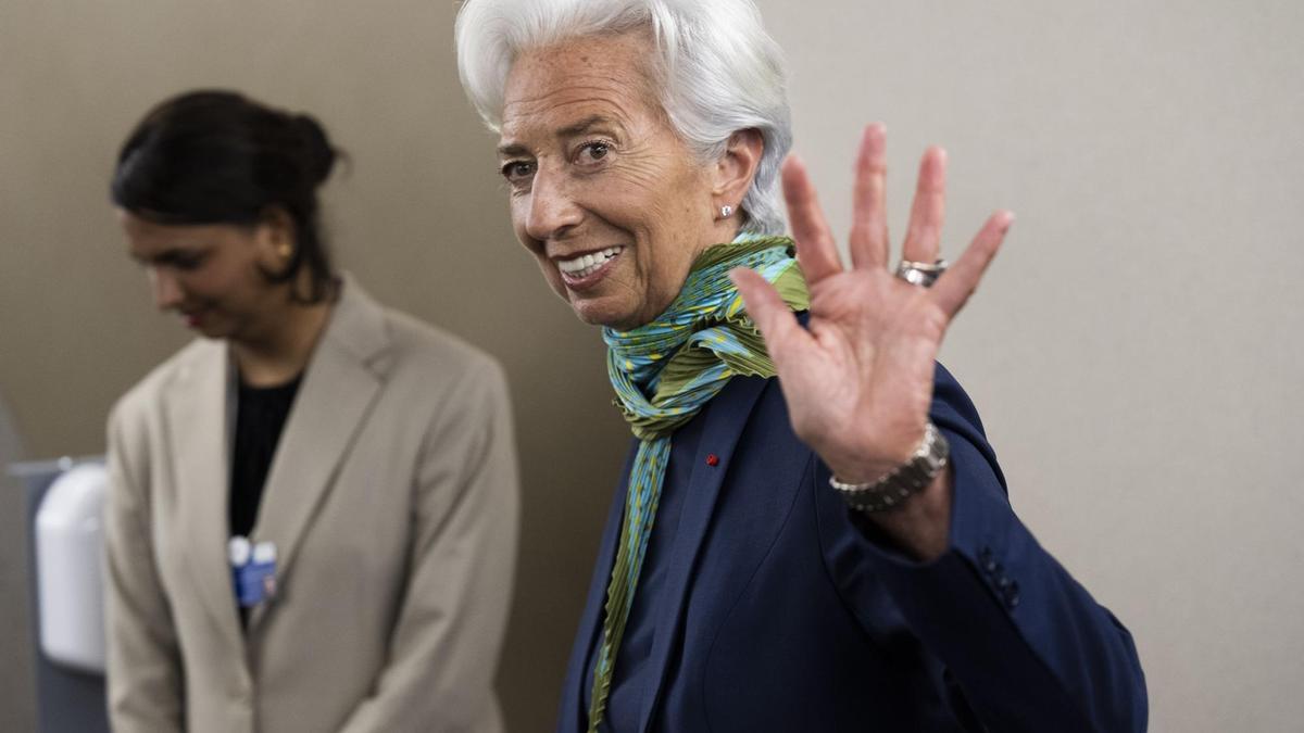 European Central Bank (ECB) President Christine Lagarde waves as she attends the 51st annual meeting of the World Economic Forum (WEF) in Davos, Switzerland, 24 May 2022.