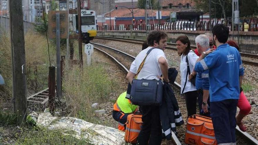 Varios sanitarios junto al cadáver, en el paso de Larrañaga.