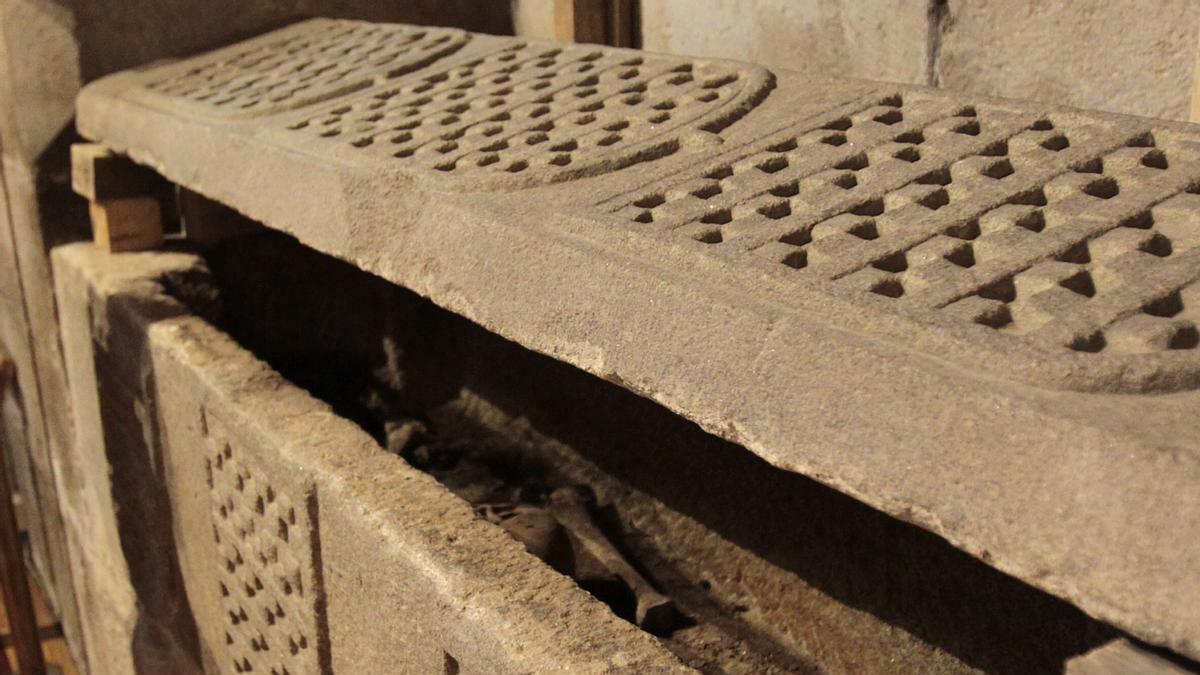 Exhumación en Tui del sarcófago de Álvaro Páez de Sotomayor (hermanastro de Pedro Madruga), situado en la capilla del Sagrario, inicialmente capilla funeraria de los Sotomayor, hace una década.