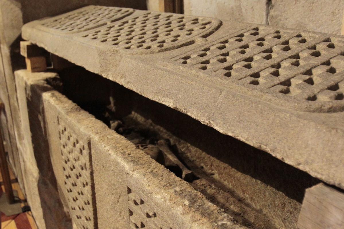 Exhumación en Tui del sarcófago de Álvaro Páez de Sotomayor (hermanastro de Pedro Madruga), situado en la capilla del Sagrario, inicialmente capilla funeraria de los Sotomayor, hace una década.