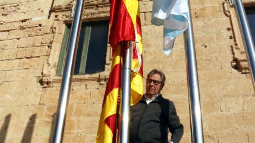 El alcalde de Torredembarra retira la &#039;estelada&#039; y cuelga la bandera española por orden judicial