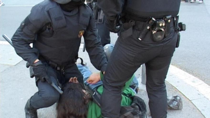 El desallotjament de la UB acaba en batalla campal a la plaça Universitat.