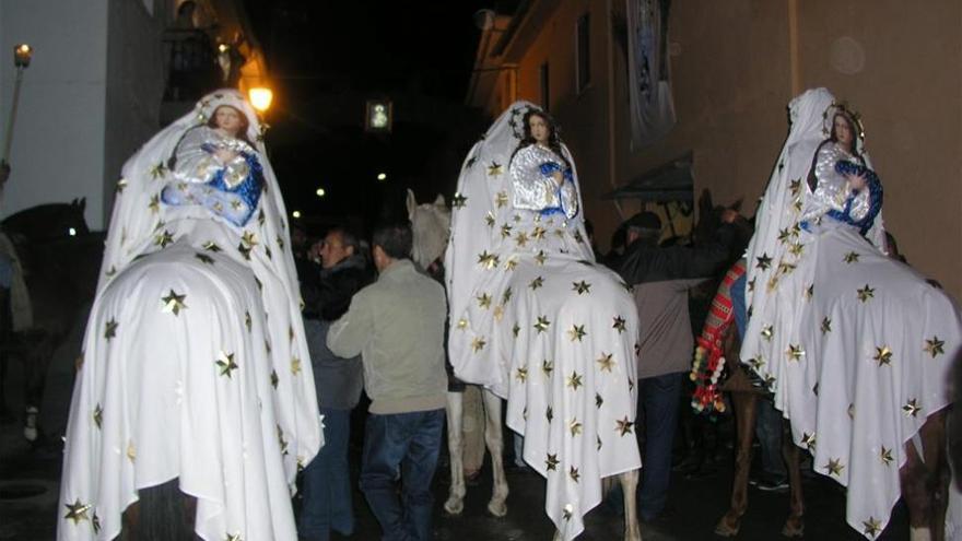 250 jinetes &#039;encamisaos&#039; y 150 escopeteros participan en la Encamisá de Torrejoncillo