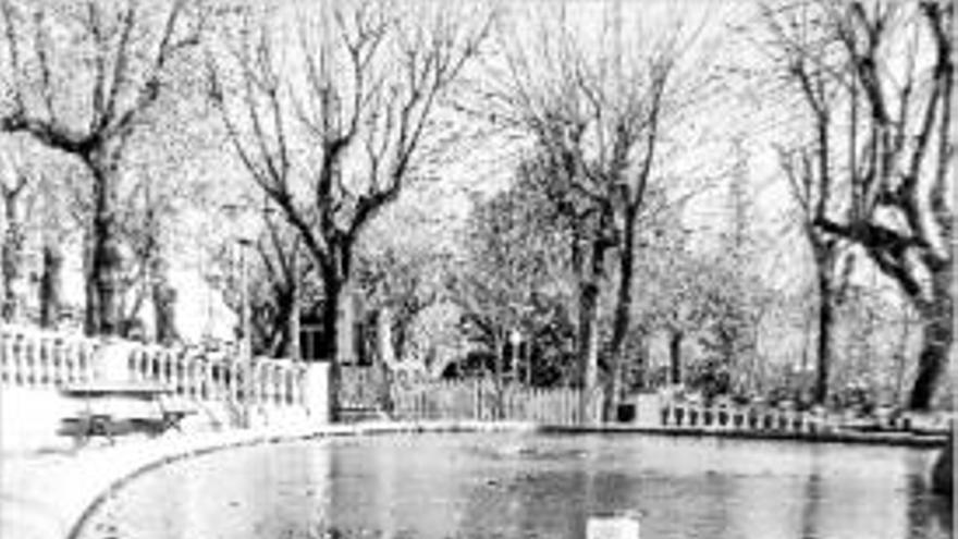 El fredglaça l&#039;aigua de l&#039;estany del parc a Berga