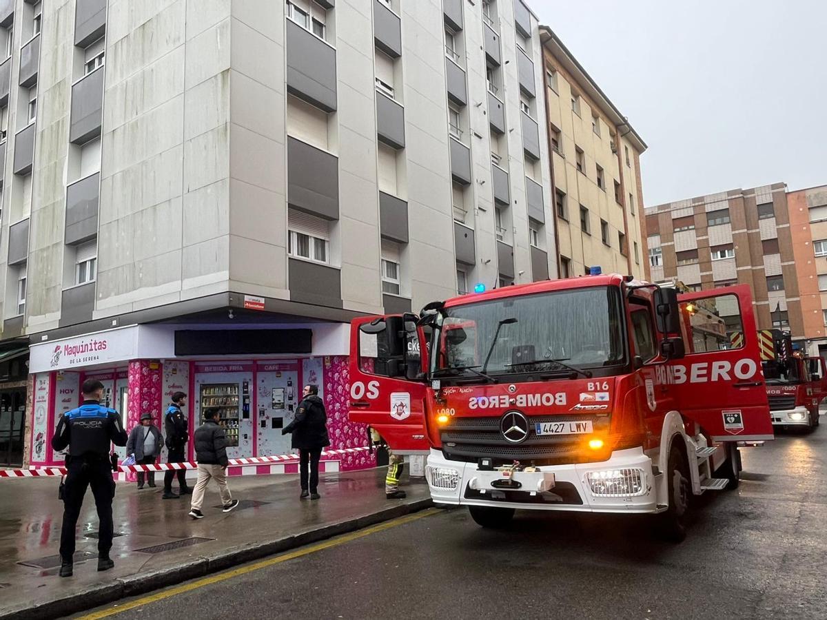 Gran despliegue por un incendio en El Llano: hubo una persona herida