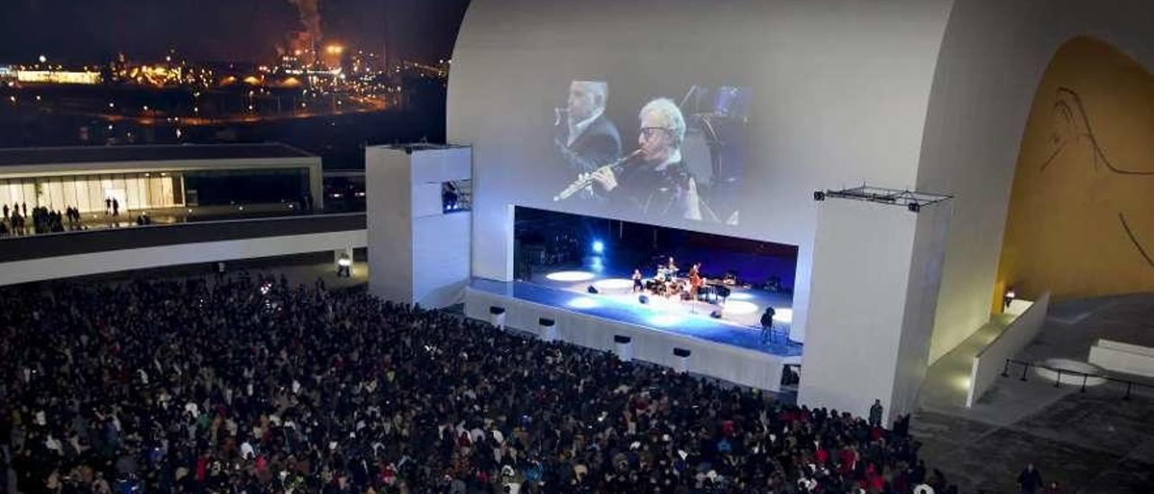 La plaza del Niemeyer llena hasta la bandera, en la noche del 25 de marzo de 2011.