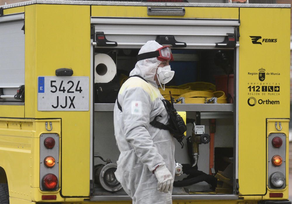 Soldados hacen mascarillas y vigilan Murcia.