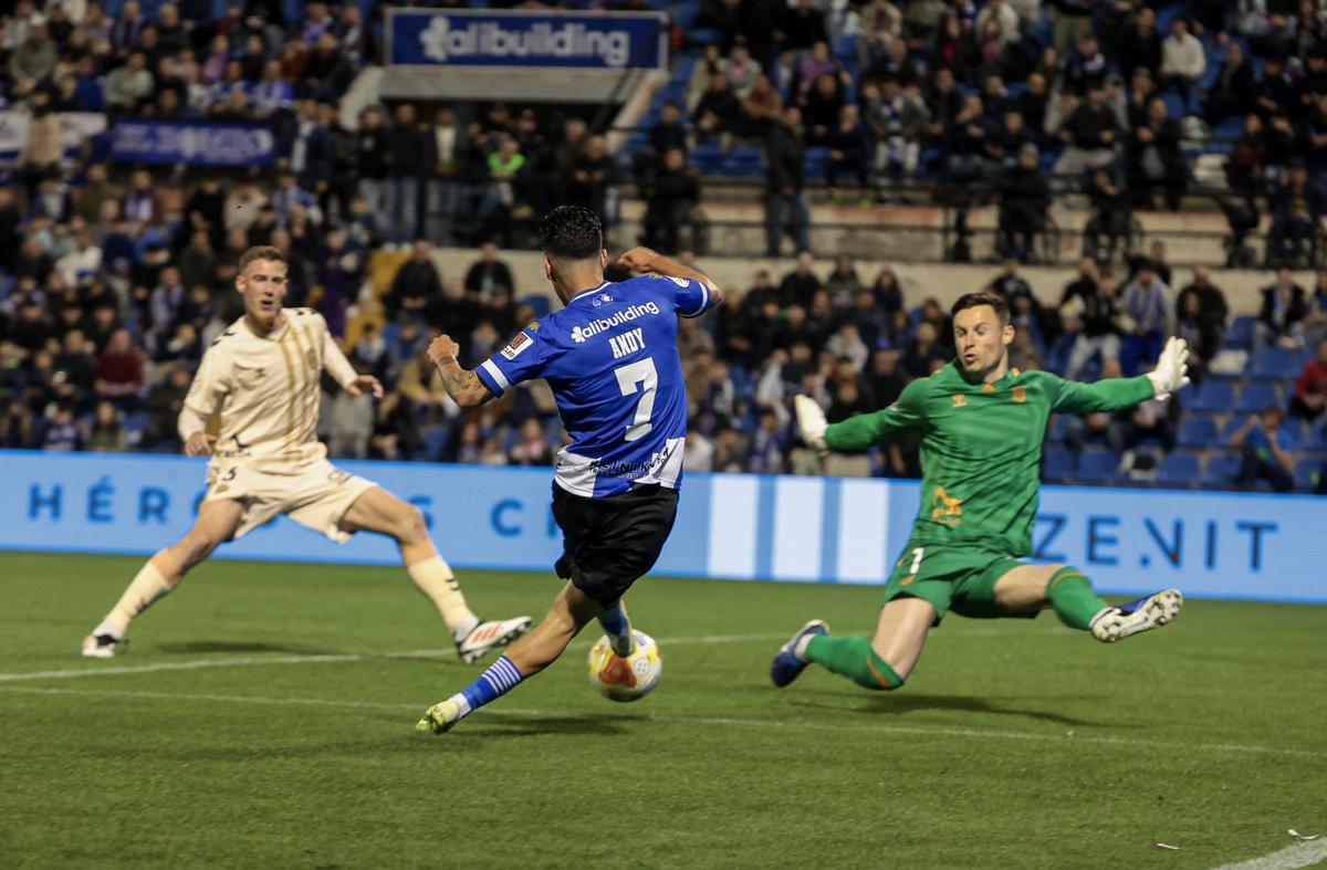 Andy trata de batir al portero del Eldense