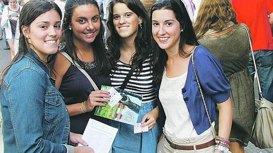 Eugenia Corugedo, Natalia Cuenco, Elena Fernández y Gloria Sánchez, tras realizar sus apuestas en Las Mestas.