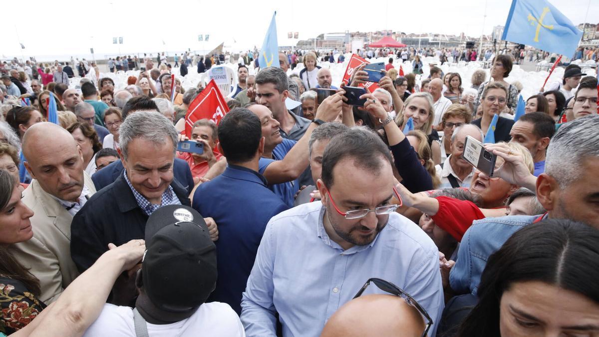 Barbón y Zapatero, en un acto electoral.
