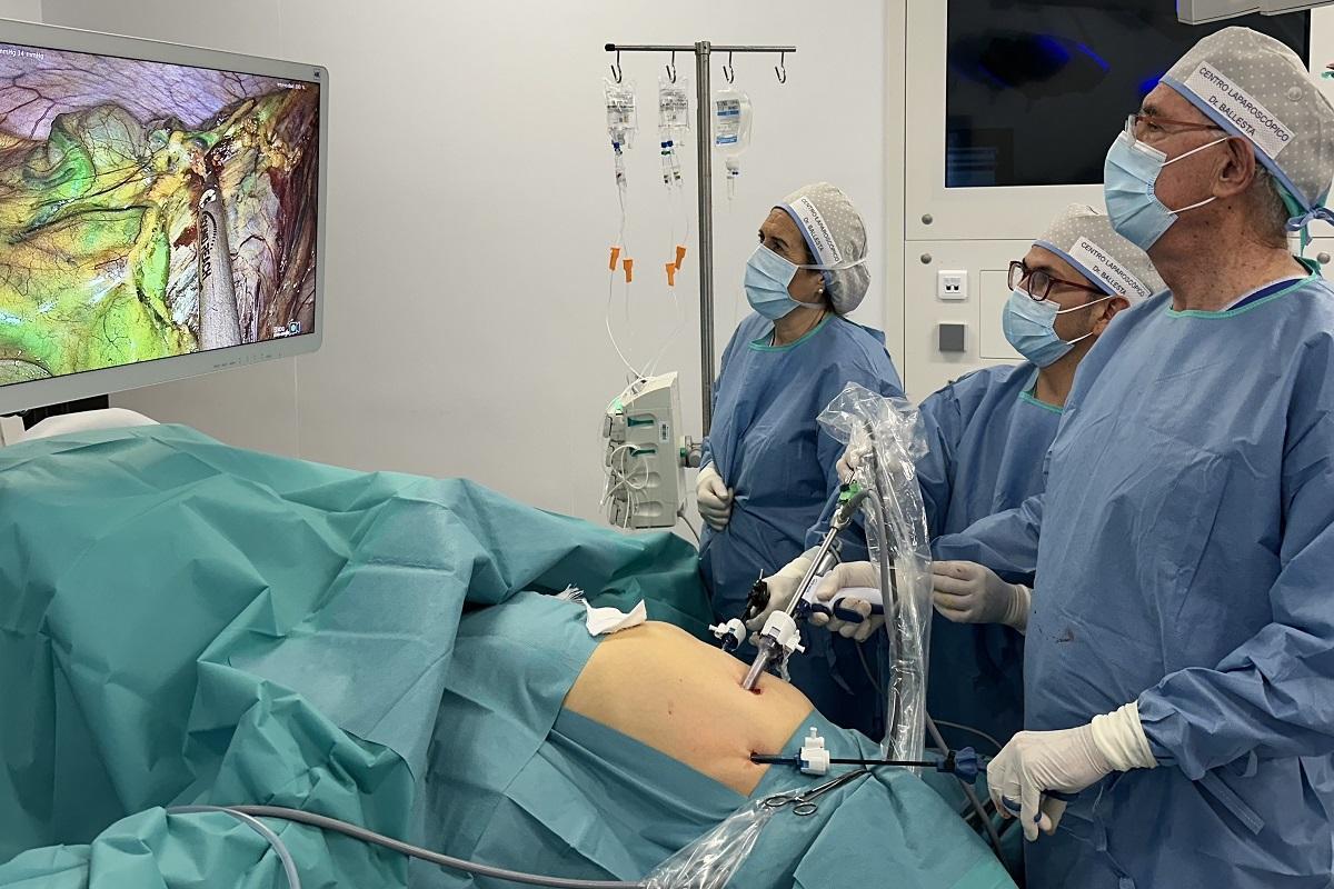 El Dr. Ballesta realizando una cirugía laparoscópica con rayos infrarrojos en el dolicomegacolon.