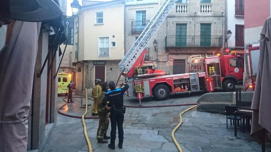 Policía Local y bomberos, en el lugar del incendio