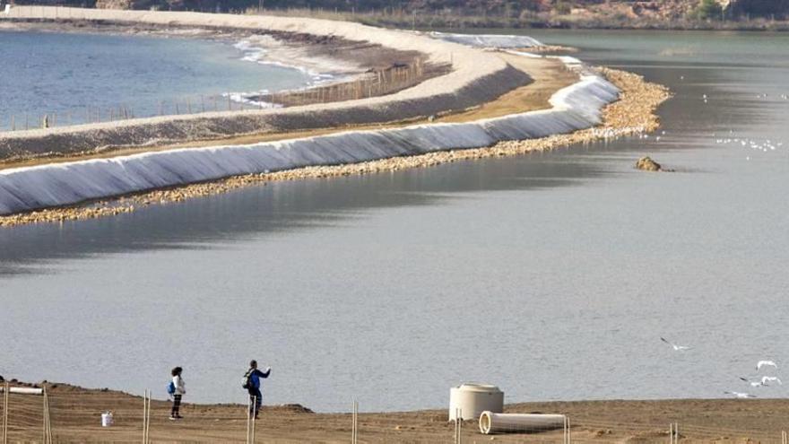 La bahía de Portmán en una imagen de ayer, con las balsas para la regeneración, en la parte derecha, cubiertas de agua.