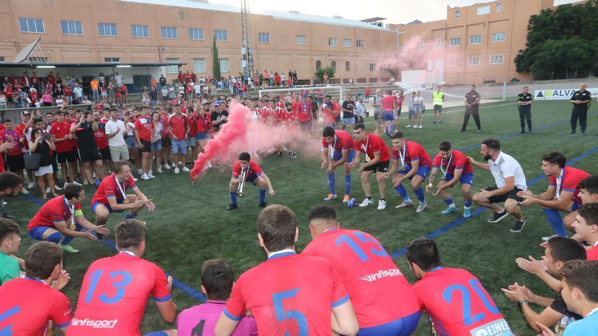 Alegría desbordante entre la plantilla de L’Alcora y afición, después de vencer en La Nostra Copa, en la Vall d&#039;Uixó.