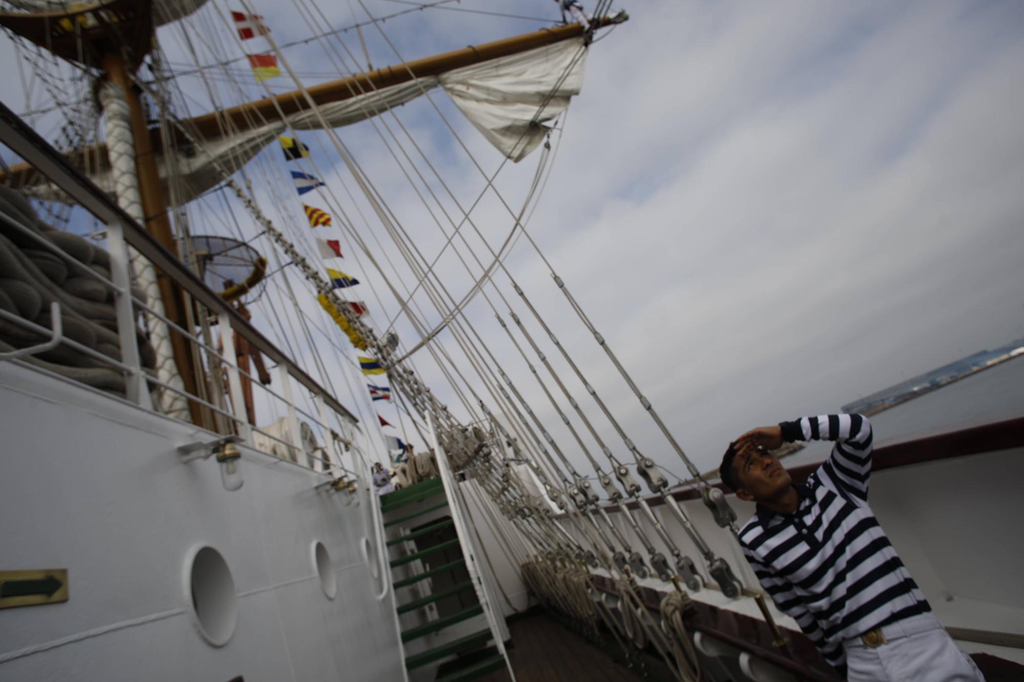 En imágenes: Colas en el puerto de Gijón para visitar el buque escuela de la Armada de México