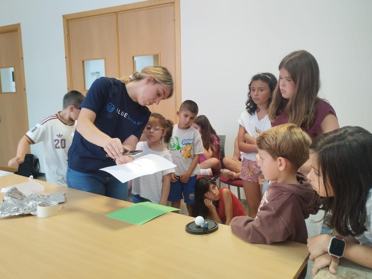 El taller "Misión Eclipse" en el Centro Cultural "Juan Velarde" de Salas, en imágenes