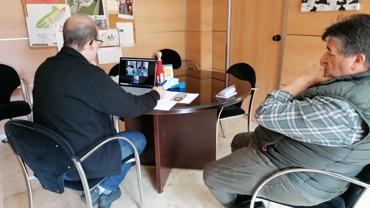 El alcalde y el edil Fernando Pascual durante la reunión telemática