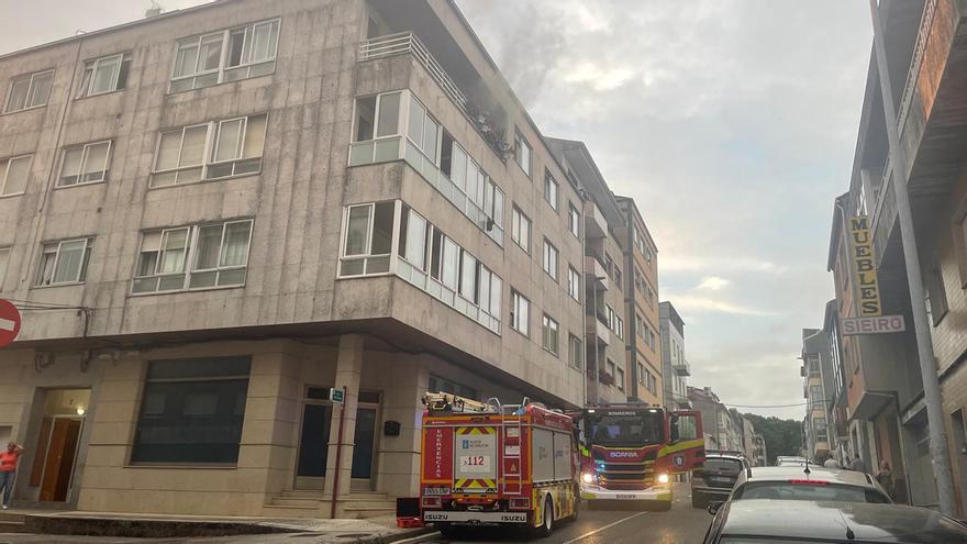 Una sartén al fuego provoca un incendio en un piso de Lalín