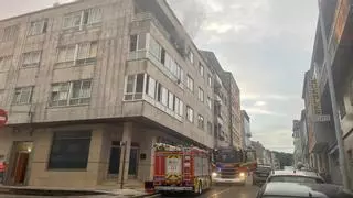 Una sartén al fuego provoca un incendio en un piso de Lalín
