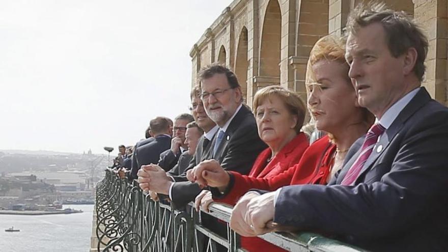 Rajoy posa junto a canciller alemana y otros líderes europeos.