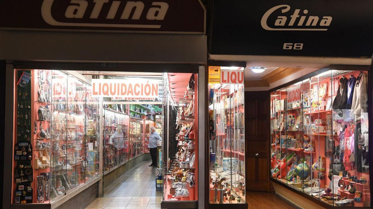 Escaparate de la tienda de juguetes Catina, en calle Real.  | // CARLOS PARDELLAS
