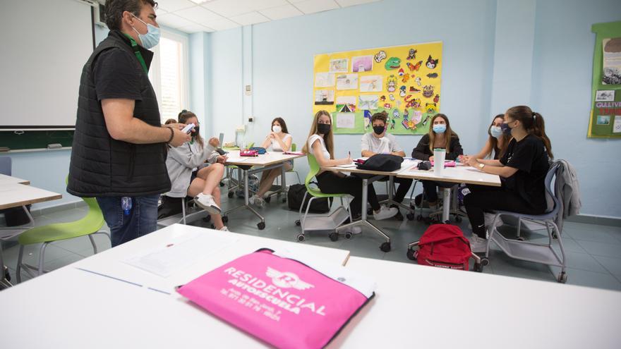 Los alumnos del Mestral, los primeros en examinarse del permiso de conducir gracias a la unión con Autoescuela Residencial