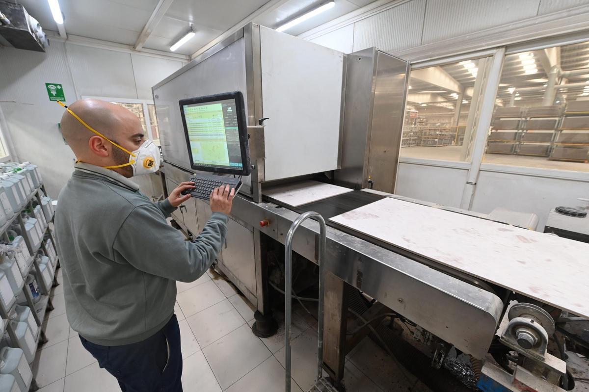 Fabricación de cerámica en una industria de Castellón.
