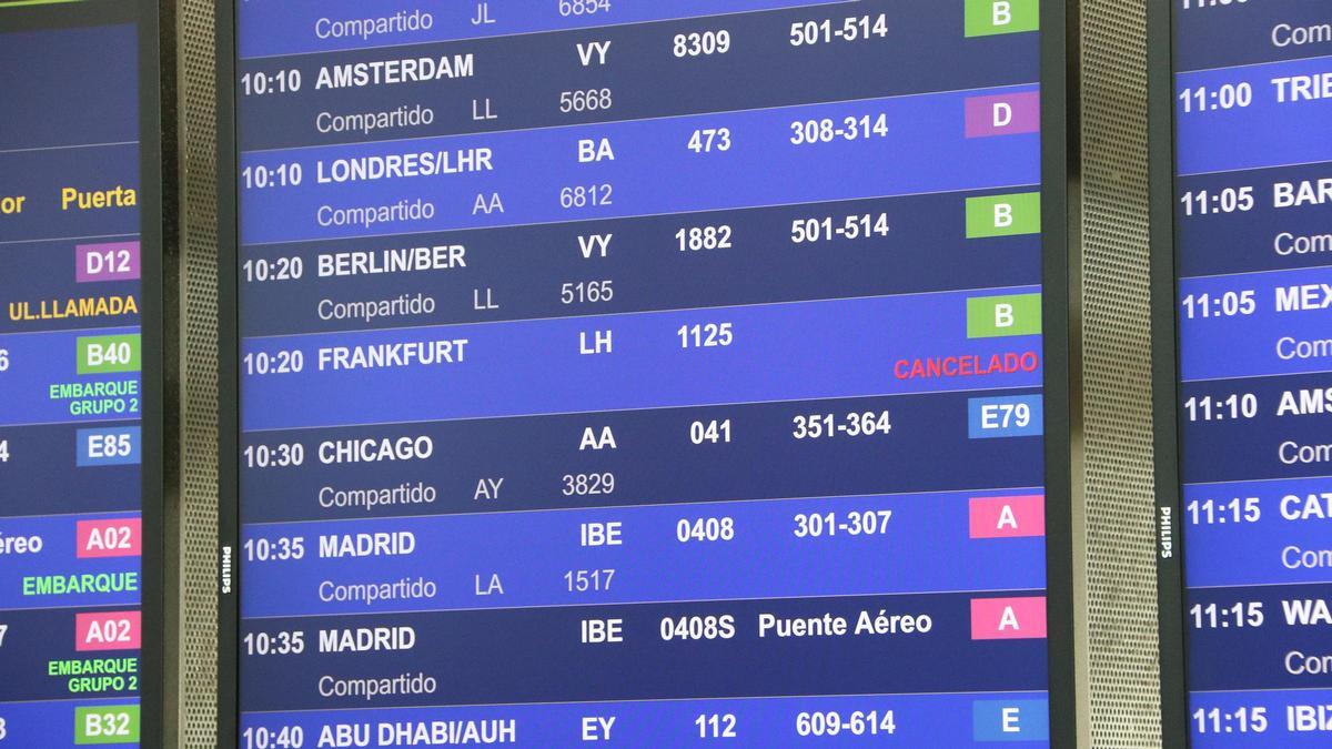 Imágenes de los controles aleatorios de pasaporte hoy en los aeropuertos de Madrid Barajas y Barcelona el Prat