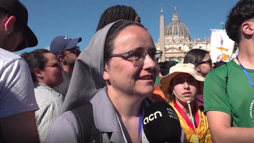 La religiosa Anna Maria Vilaró i els joves Sara, Arnau i Abril expliquen les seves sensacions davant el funeral del papa Francesc a Roma