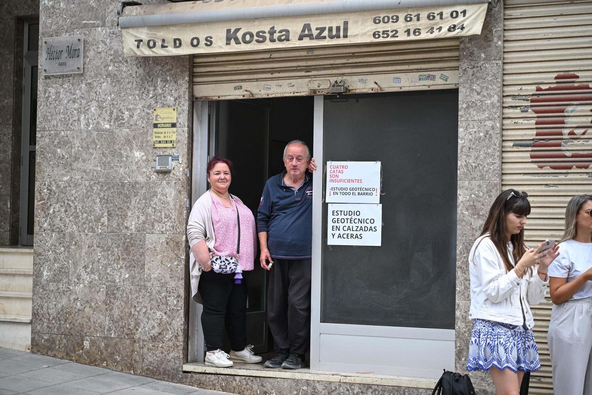 Vecinos se manifiestan pidiendo soluciones tras los hundimientos en la calle Clara Campoamor en Elche