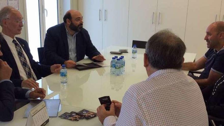 Por la izquierda, Pedro de Rueda, Jaime Martínez, Agustín Iglesias Caunedo, Javier Menéndez, María Ablanedo y Ramón García Cañal, durante la reunión mantenida ayer.