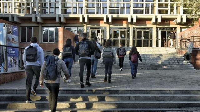 Estudiantes entrando en la UPC, huelga indefinida de las universidades.