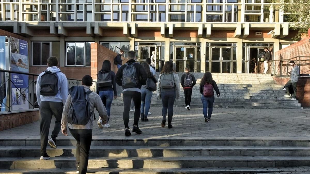 Estudiantes entrando en la UPC, huelga indefinida de las universidades.