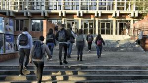 Estudiantes entrando en la UPC el dia que empieza una huelga indefinida de las universidades.