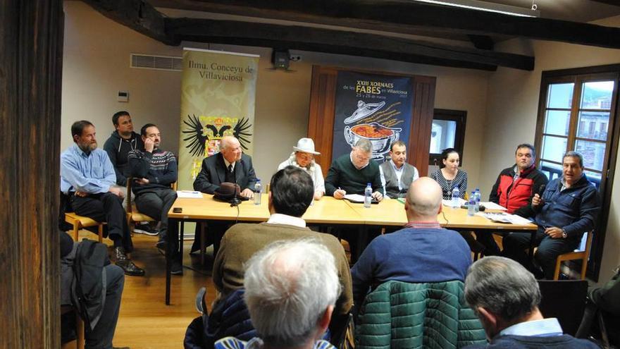 Los ponentes Antonio Iglesias, Víctor Berdasco, José Antonio Fidalgo, Mira Fernández, Juan José Ferreira, Jorge García, Paula Álvarez, y Juan José Menéndez, con Vidal Álvarez de moderador.